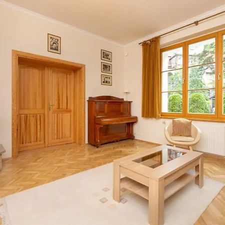 Apartman Spacious & Elegant For 8 Guests In By Renters