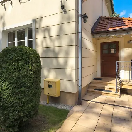Spacious & Elegant For 8 Guests In By Renters Apartman