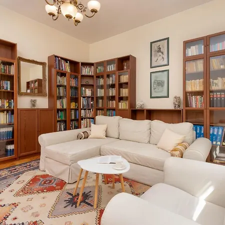 Apartman Spacious & Elegant For 8 Guests In By Renters