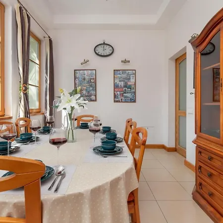 Apartman Spacious & Elegant For 8 Guests In By Renters *